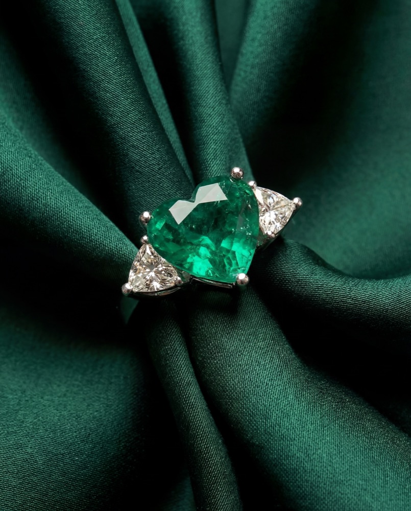 Heart ring in white gold with a Colombian emerald
