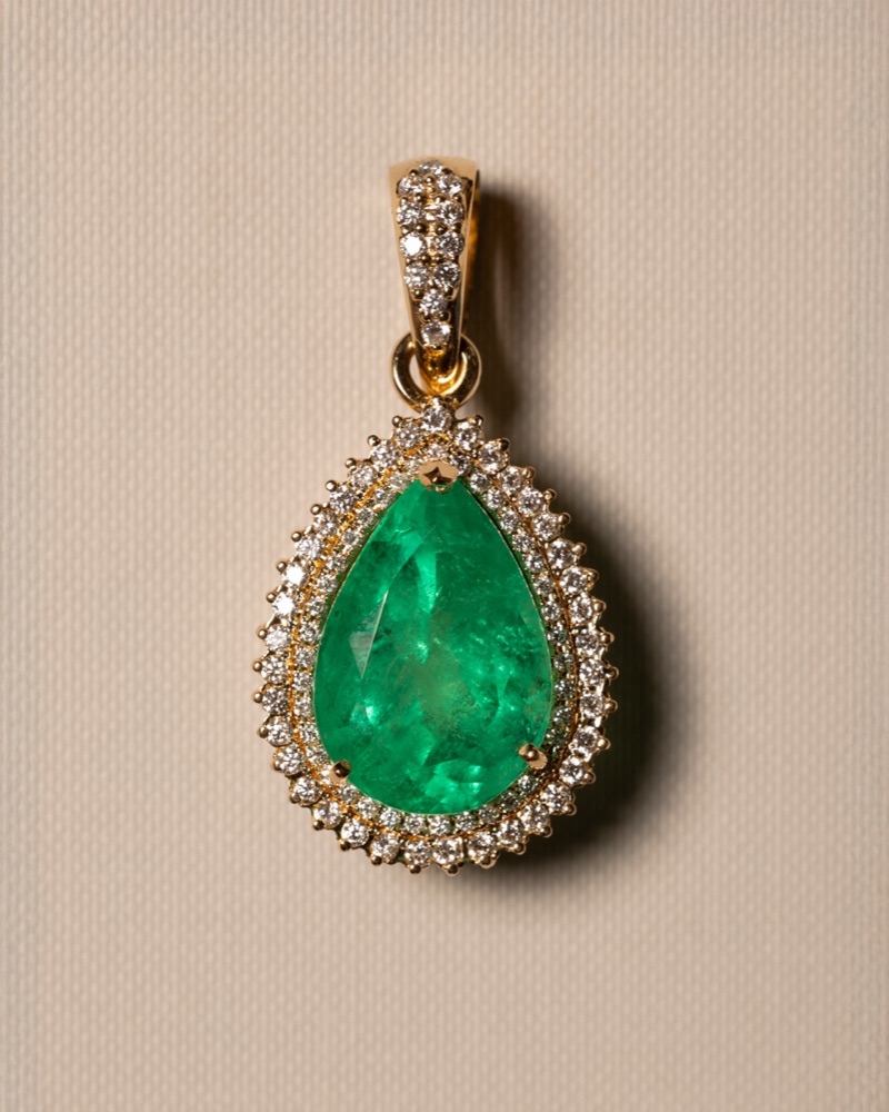 Pendant in 18k gold with an emerald
