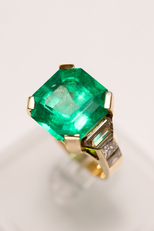 Emerald-cut Colombian emerald ring in 18k gold with baguette-cut diamonds