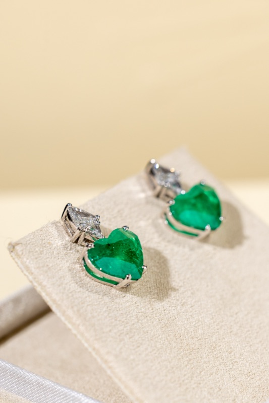 Heart-cut emerald earrings with trillion diamonds in white gold