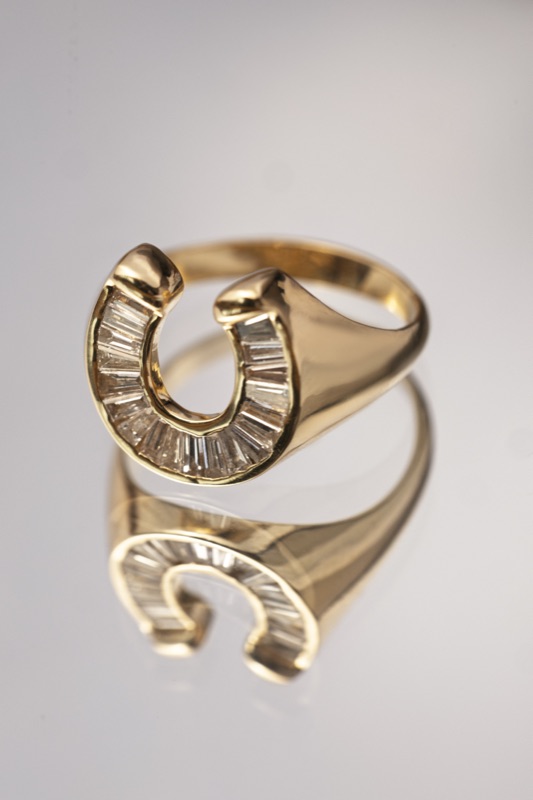 Horseshoe ring in 18k gold with baguette-cut diamonds