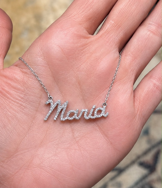 Personalized name necklace in white gold with diamonds