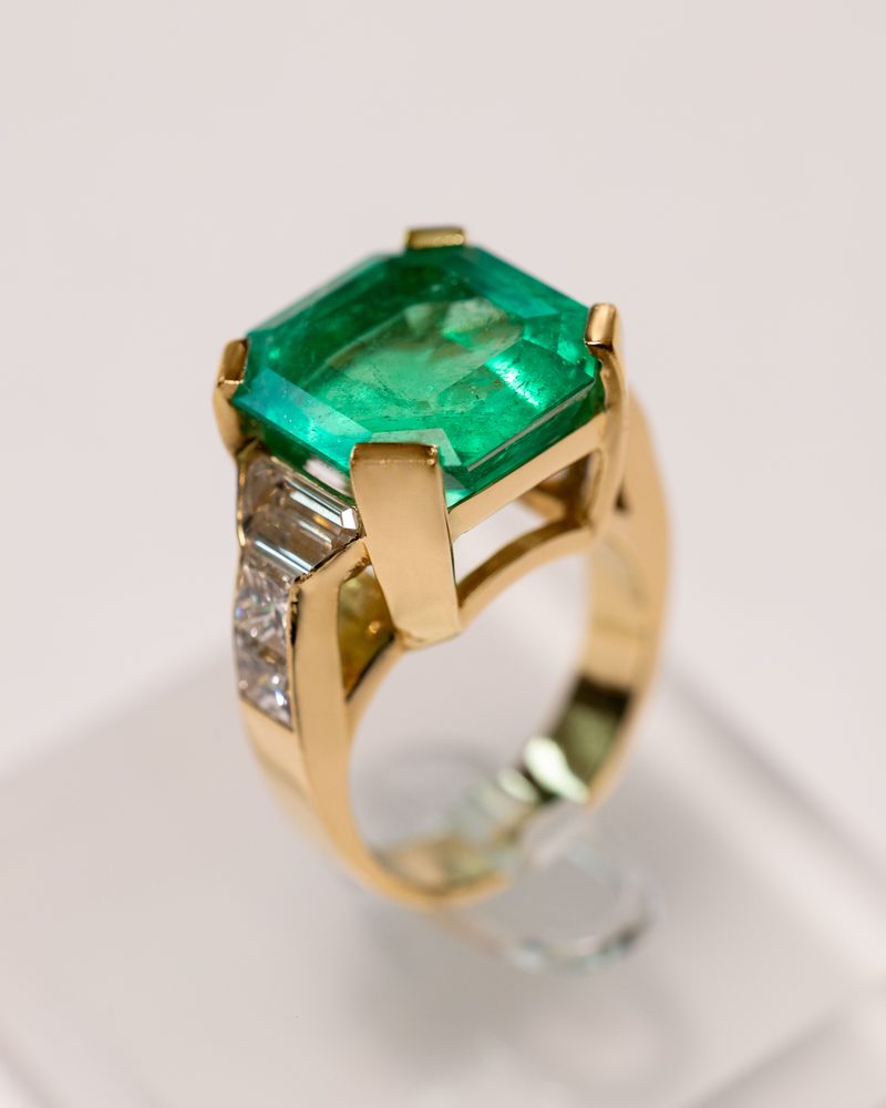 Emerald-cut Colombian emerald ring in 18k gold with baguette diamonds