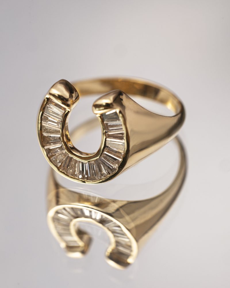 Horseshoe ring in 18k gold with baguette-cut diamonds
