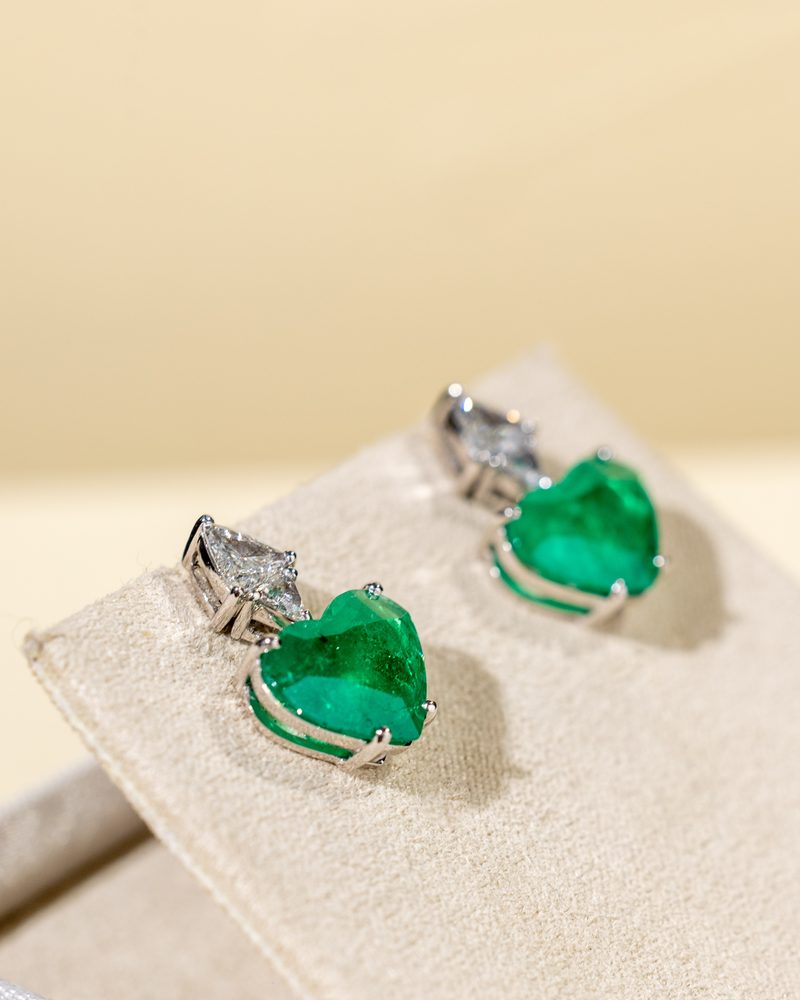 Heart-cut emerald earrings with trillion diamonds in white gold